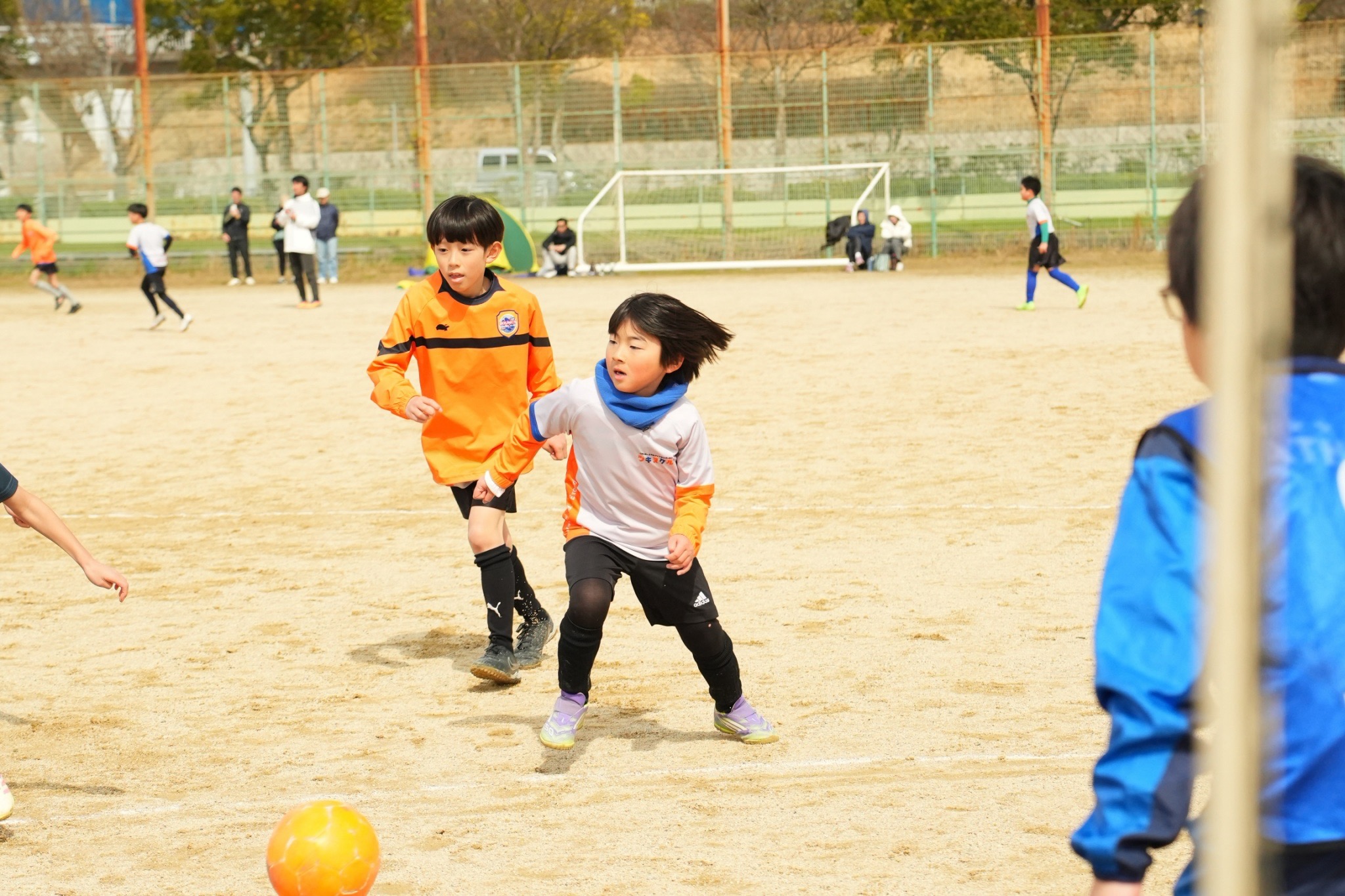 試合形式の練習で動き出す選手たち